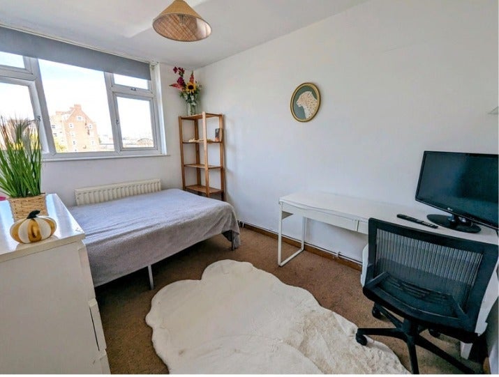 Room Hassett Road in Greater London