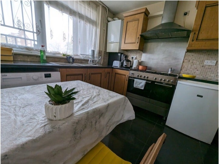 Room Hassett Road in Greater London