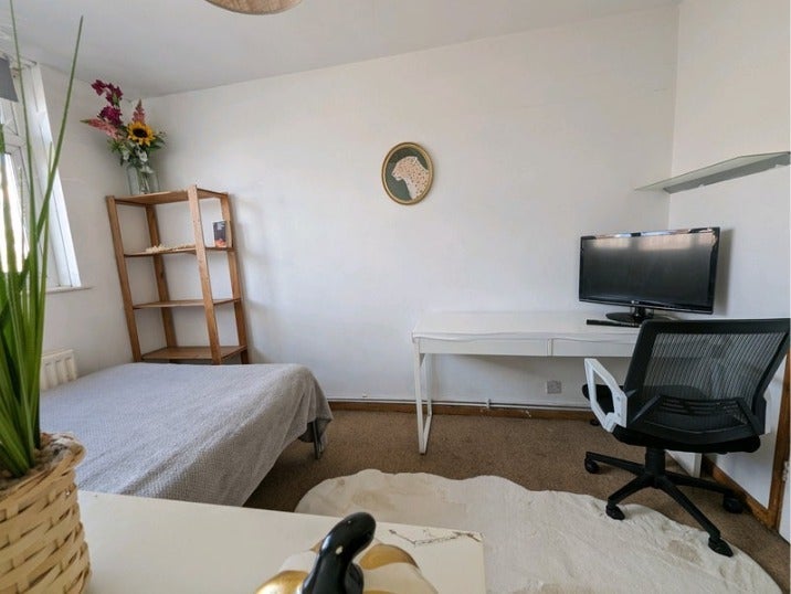 Room Hassett Road in Greater London