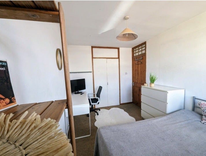 Room Hassett Road in Greater London