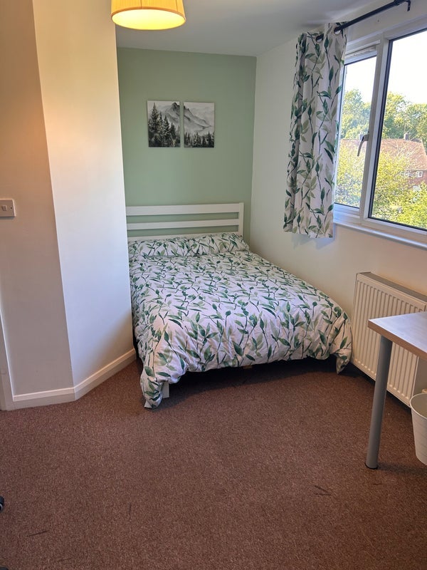 Room Centenary Road in Coventry