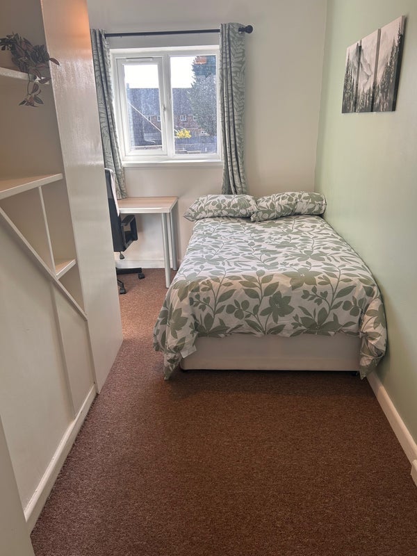 Room Centenary Road in Coventry