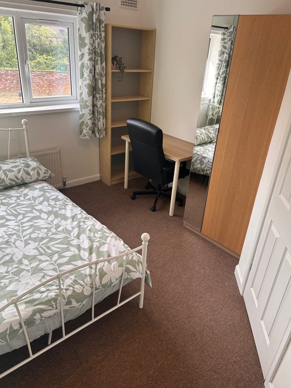 Room Centenary Road in Coventry