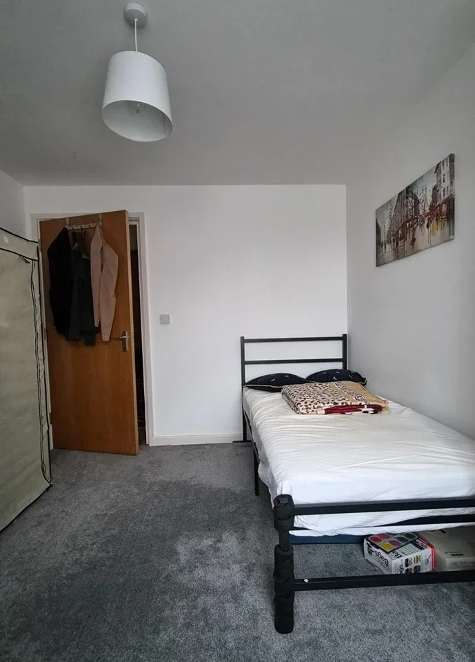 Room Courtlands Close in Watford