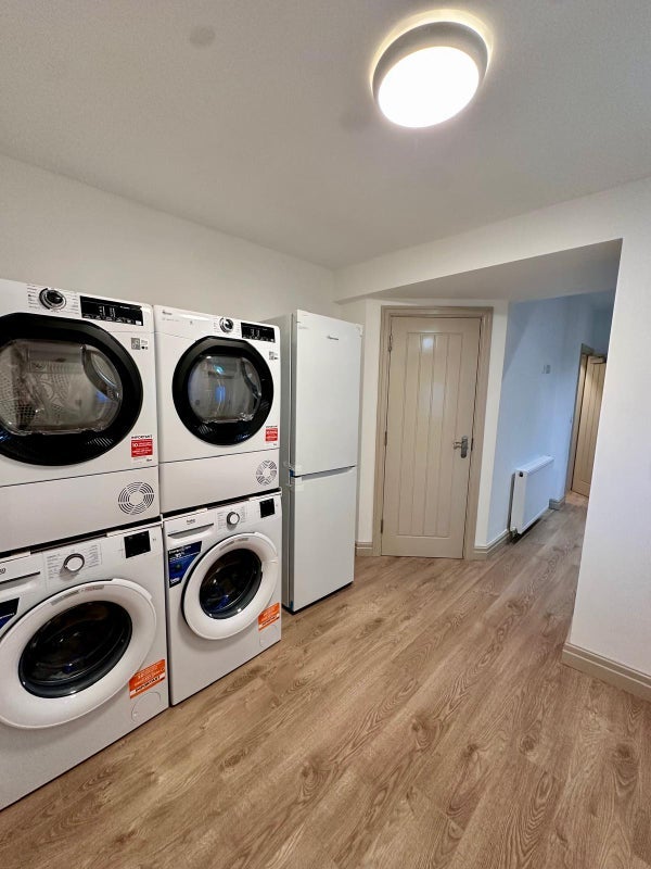 Room Cowley Hill Lane in St Helens