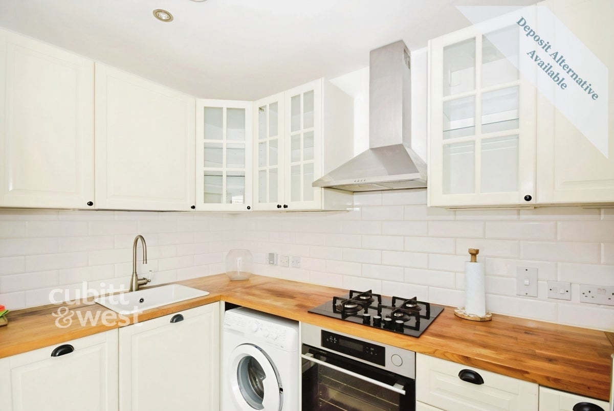 Flat Wheatcroft Court in Greater London