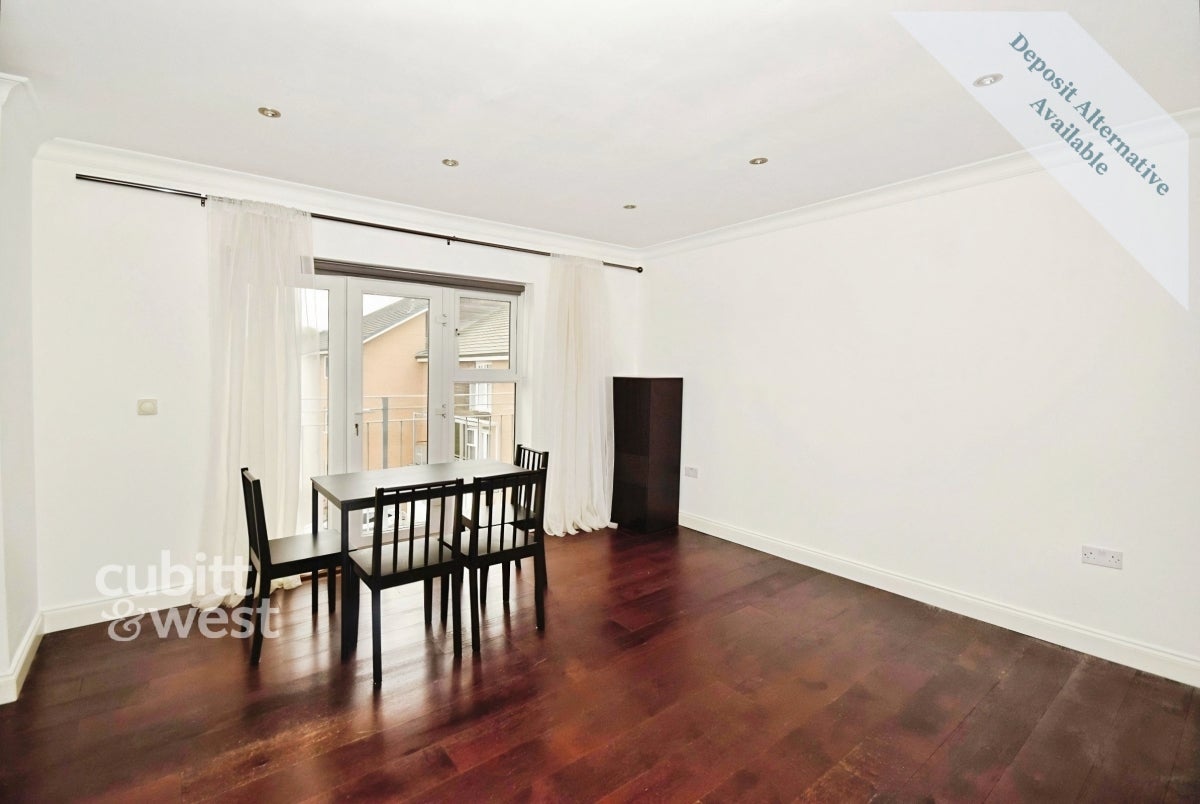 Flat Wheatcroft Court in Greater London
