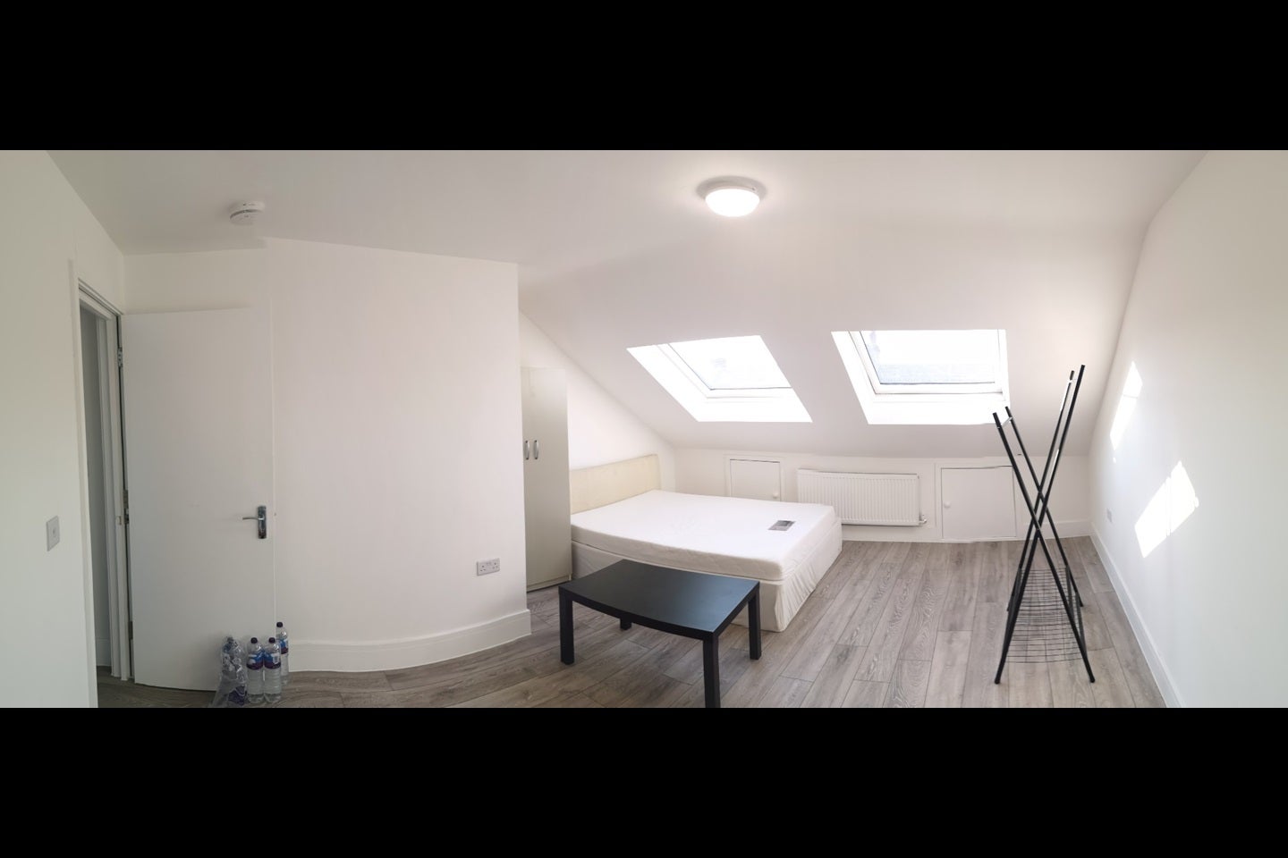Flat Horsa Road in Greater London