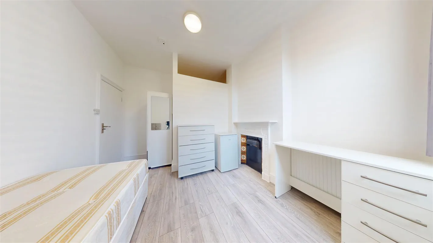 Room Linacre Road in Greater London