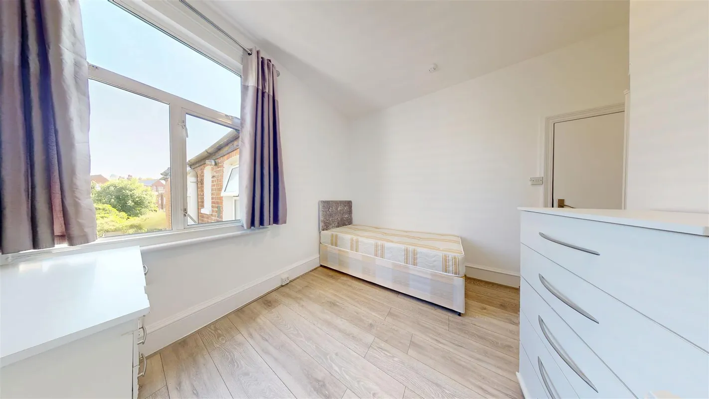 Room Linacre Road in Greater London