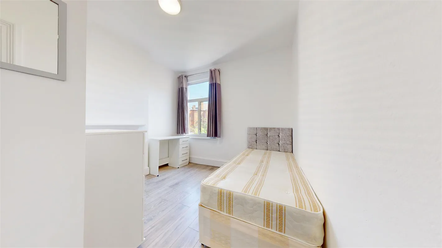Room Linacre Road in Greater London