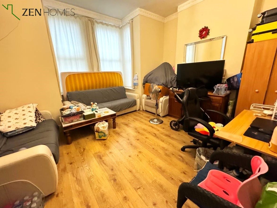 Flat Belmont Road in Greater London