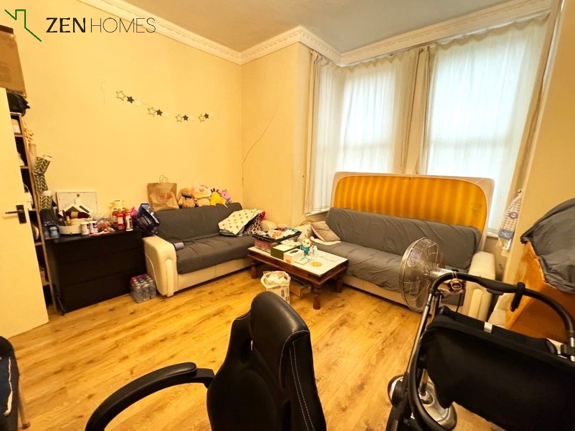 Flat Belmont Road in Greater London