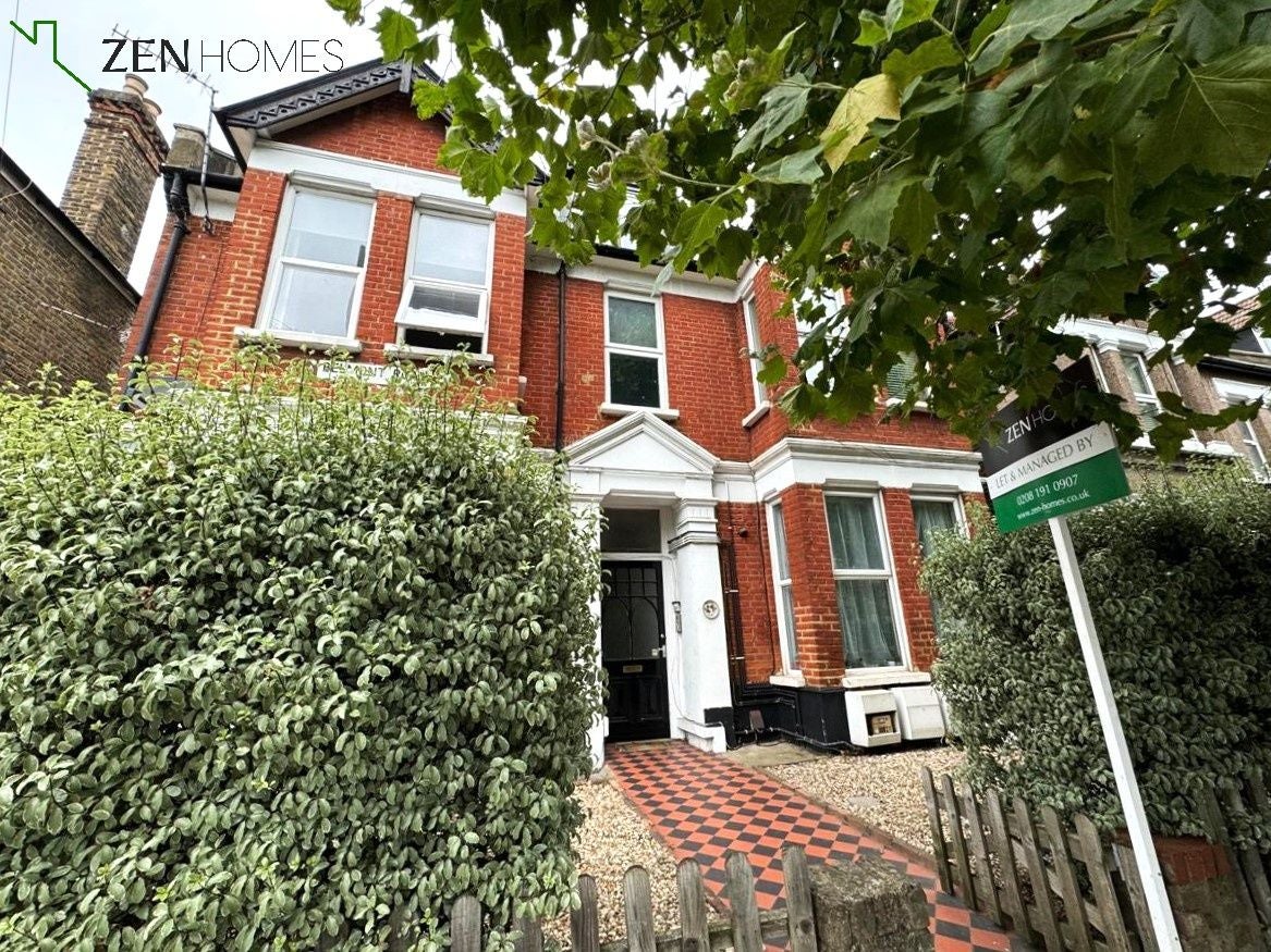 Flat Belmont Road in Greater London
