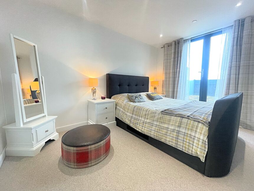 Flat Ocean Way in Southampton