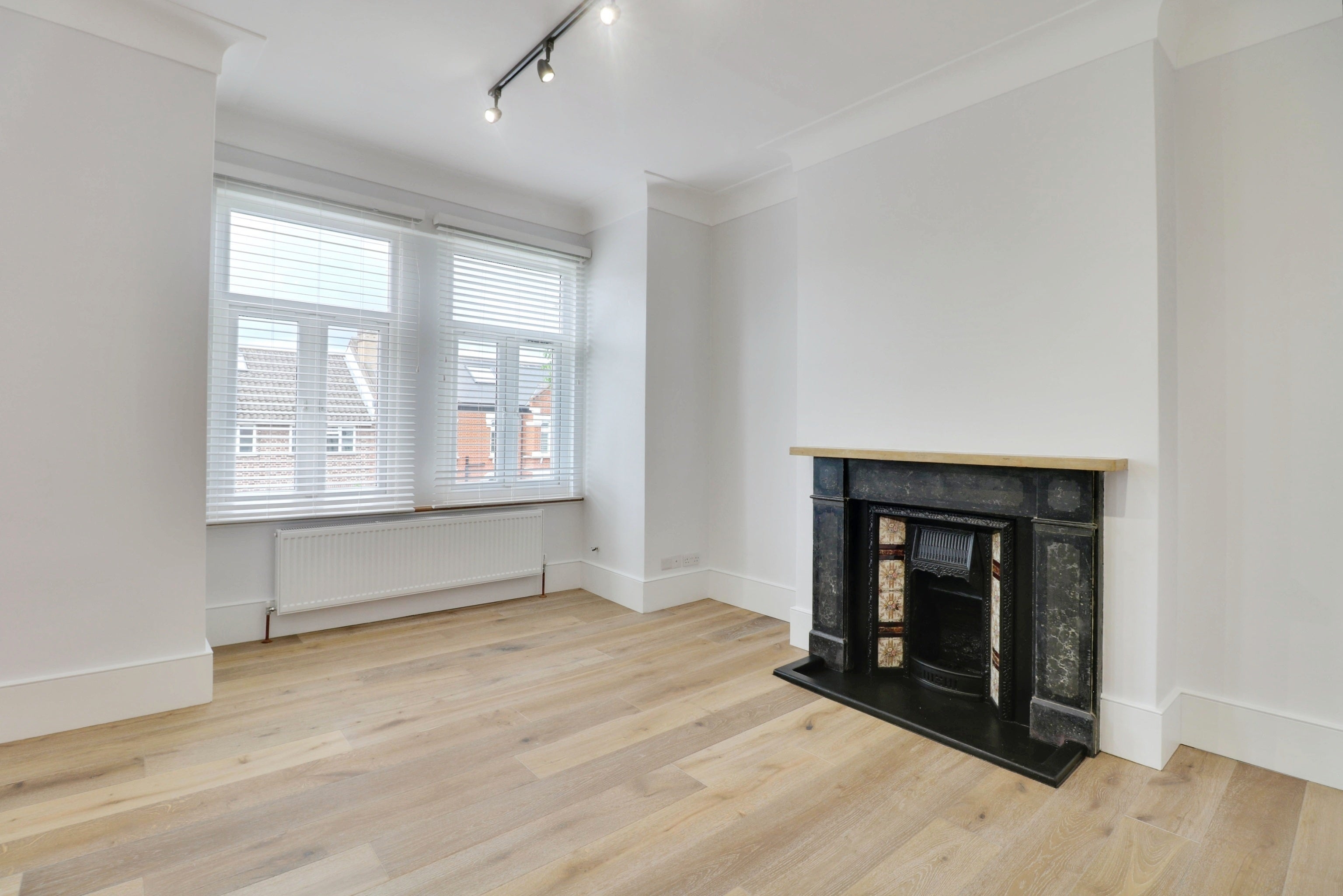 Flat St. Ann's Hill in Greater London