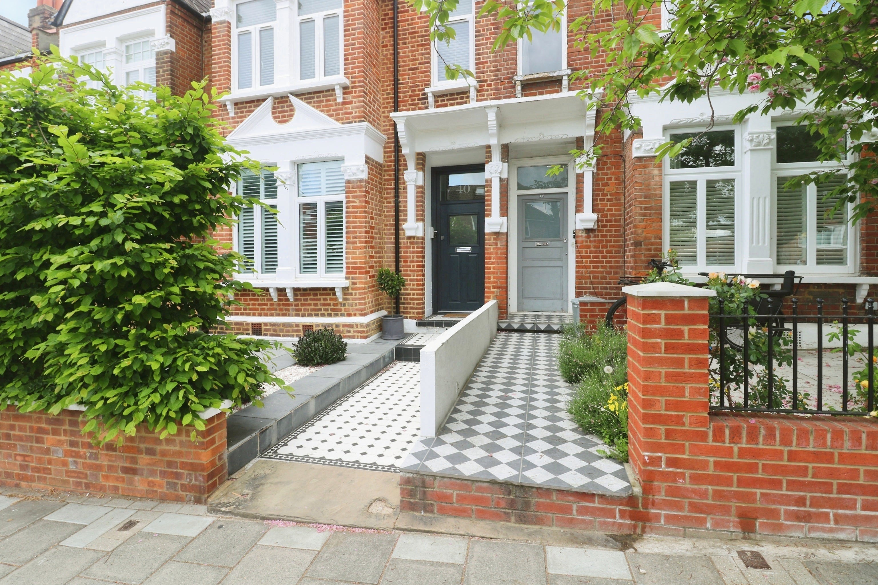 Flat St. Ann's Hill in Greater London