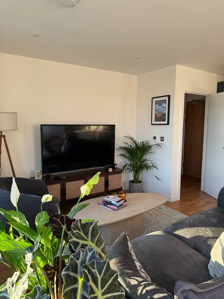 Flat Hawthorne Crescent in Greater London