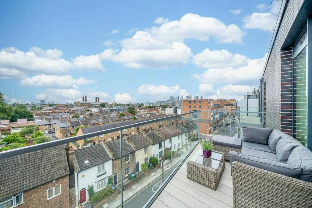 Flat Hawthorne Crescent in Greater London