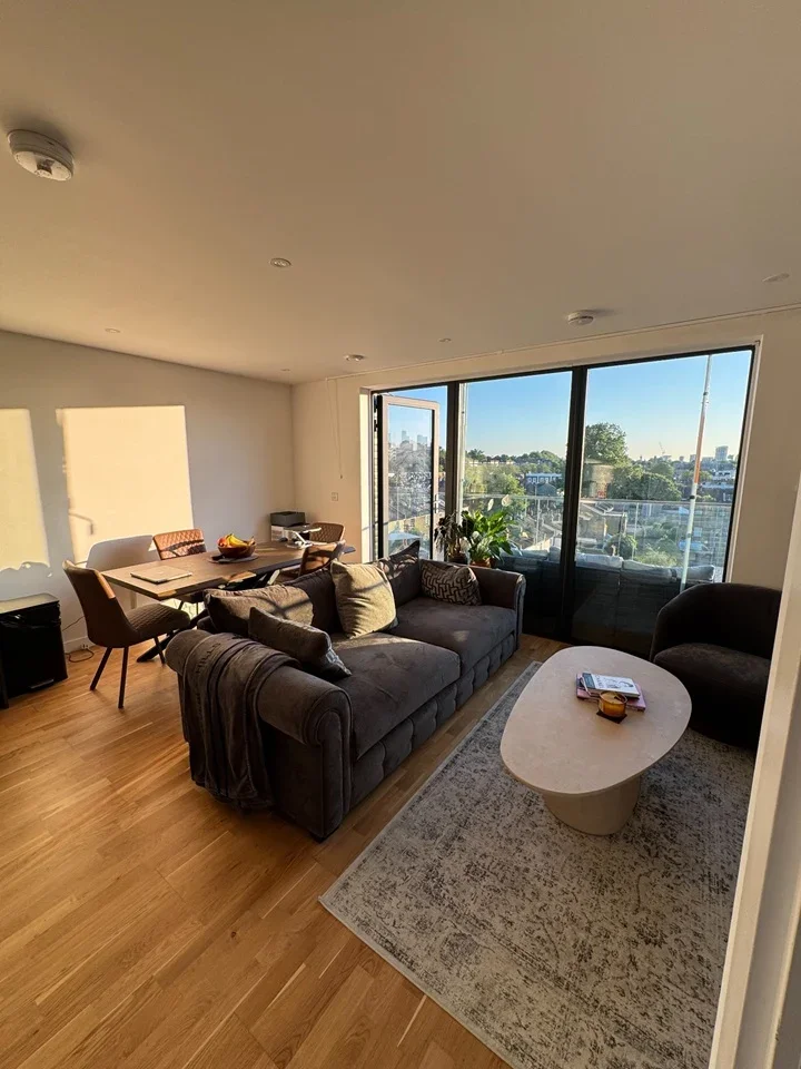 Flat Hawthorne Crescent in Greater London