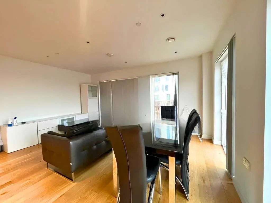 Flat Tyssen Street in Greater London