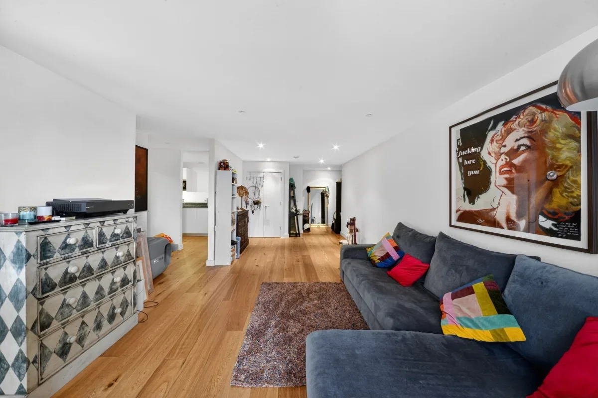 Flat Banning Street in Greater London