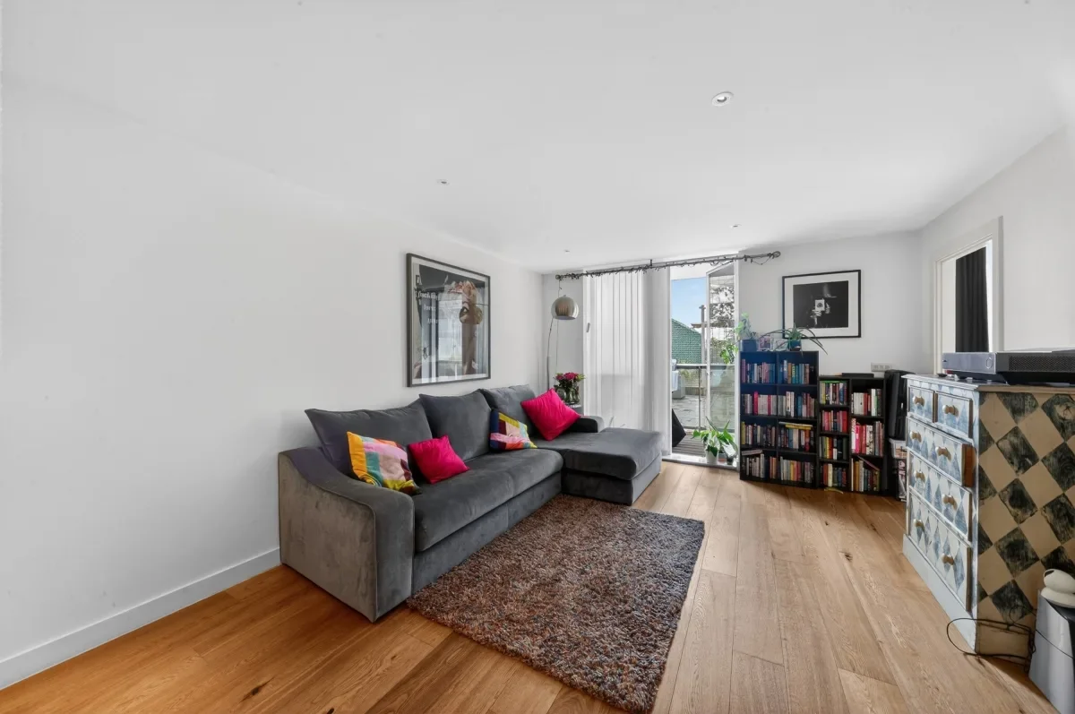 Flat Banning Street in Greater London