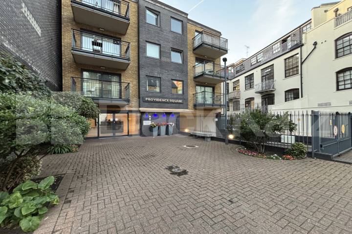 Flat Borough High Street in Greater London