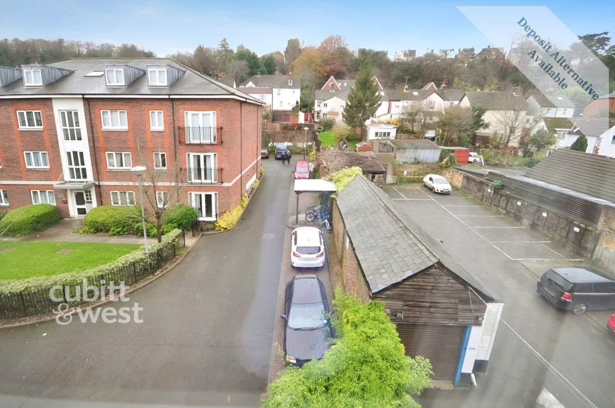 Flat Gordon Close in Mid Sussex