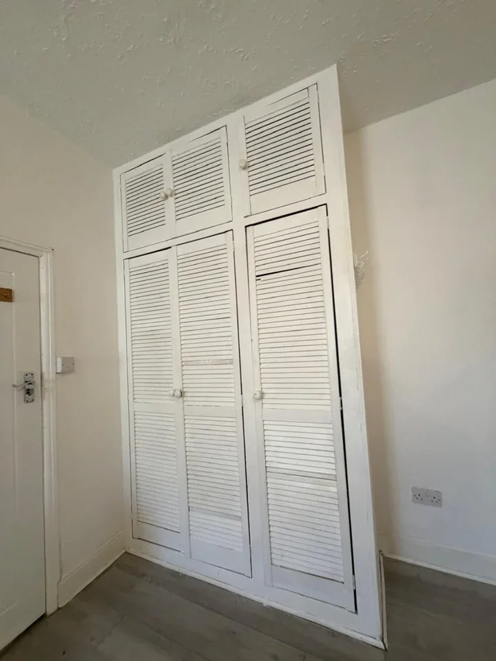 Flat Hanworth Road in Greater London