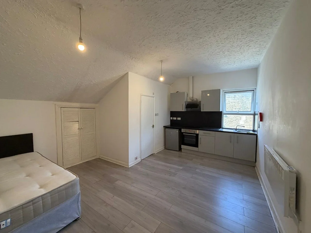 Flat Hanworth Road in Greater London