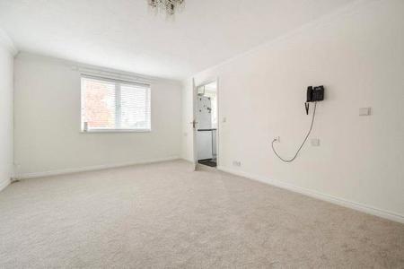 Flat Guildford Road in Surrey Heath