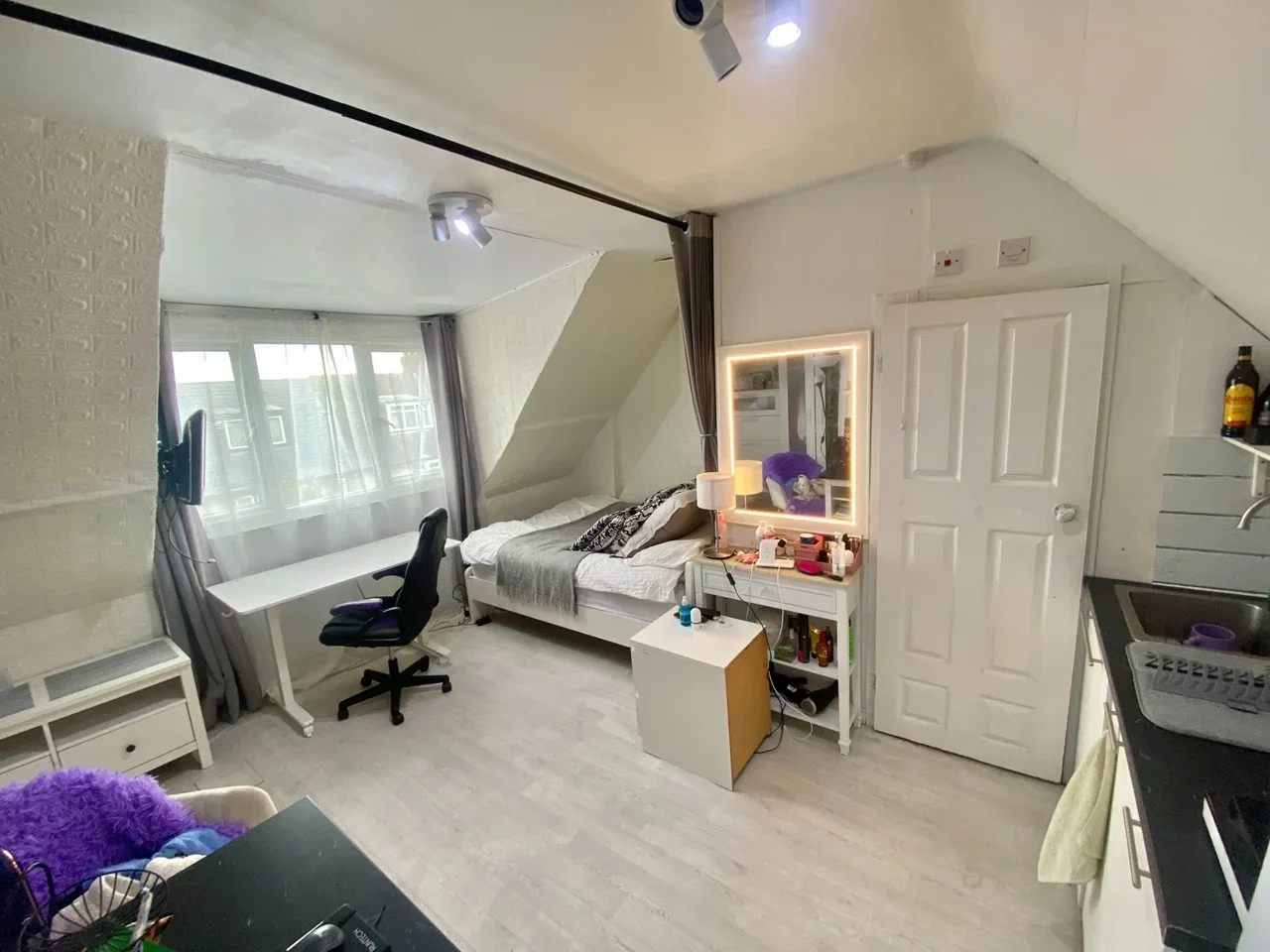Room Lynwood Road in Greater London