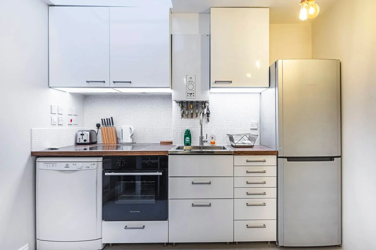 Flat Macfarlane Road in Greater London
