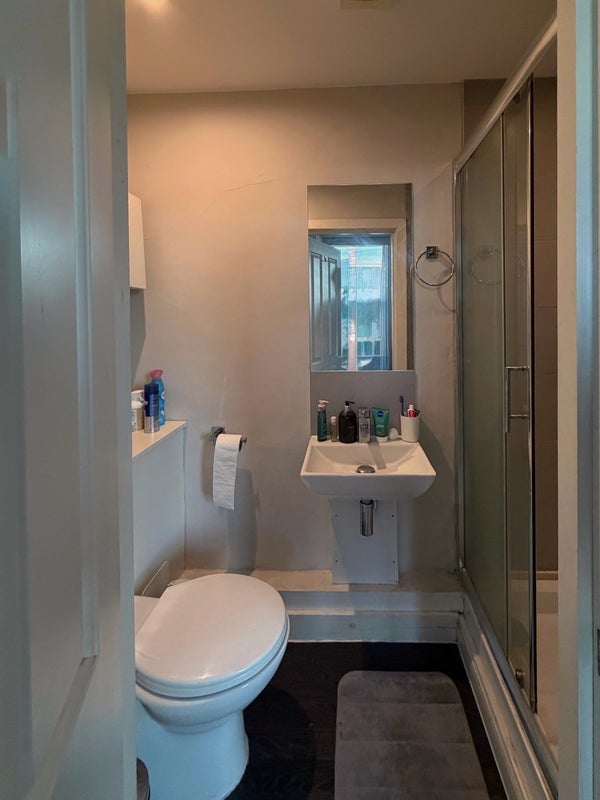 Room Bective Road in Greater London