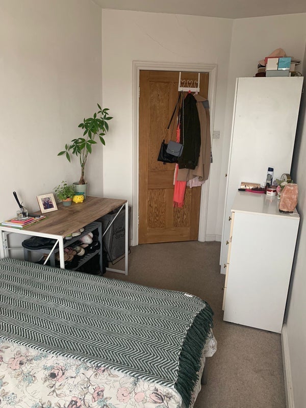 Room Beeches Road in Greater London