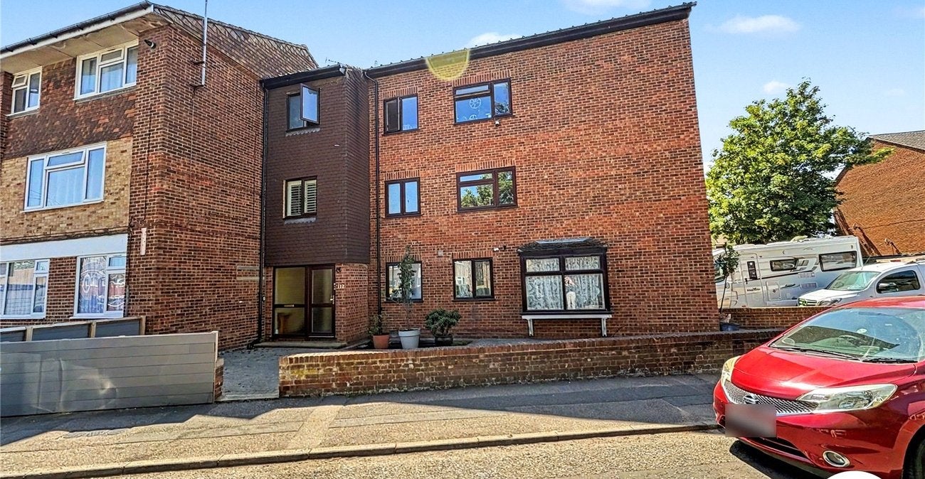 Flat Wakeley Road in Rainham