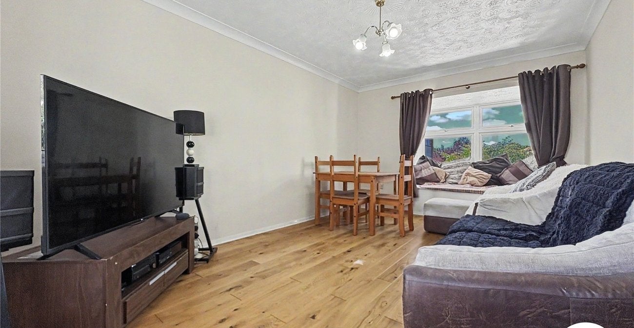Flat Wakeley Road in Rainham