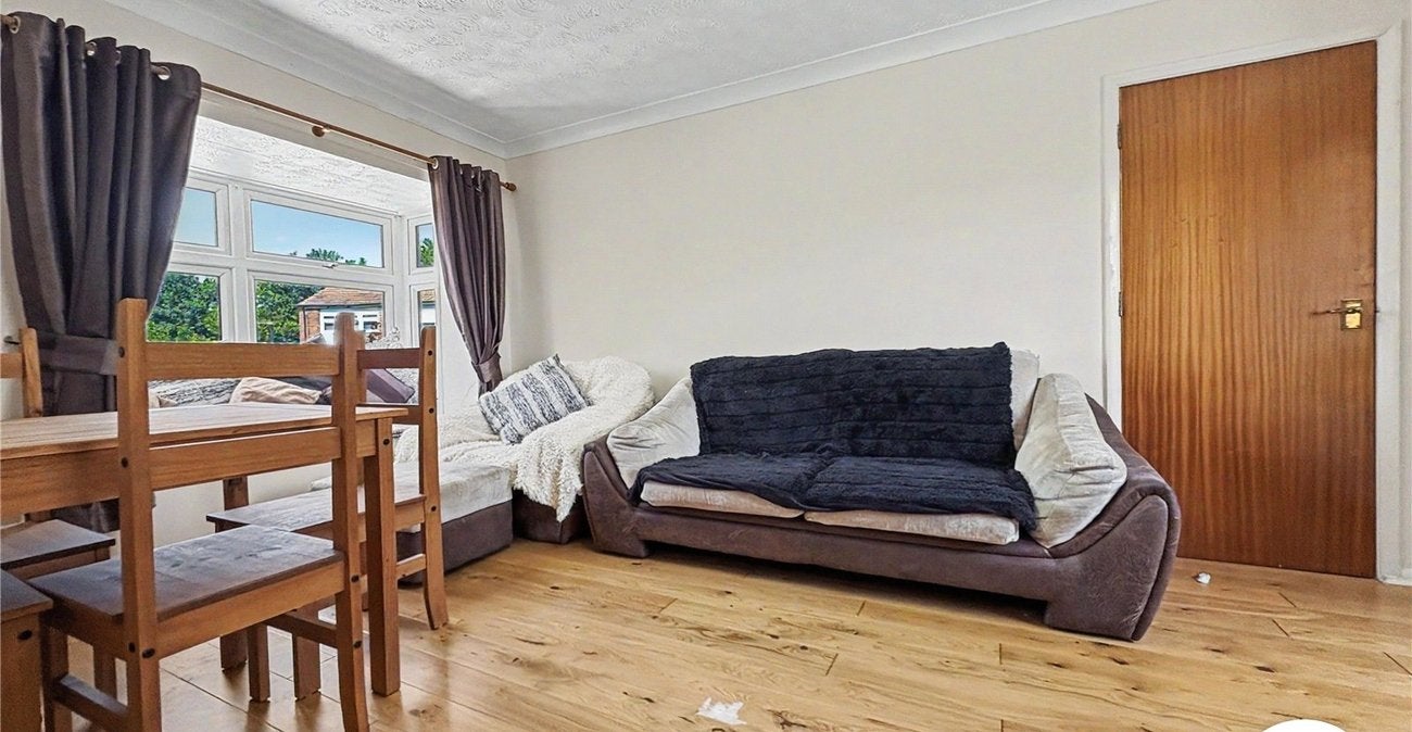 Flat Wakeley Road in Rainham