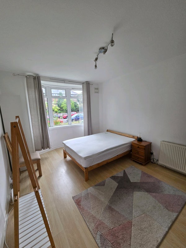 Flat Carrick Knowe Avenue in City of Edinburgh