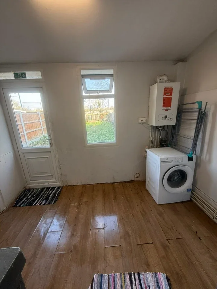 Room Wellington Road in Greater London
