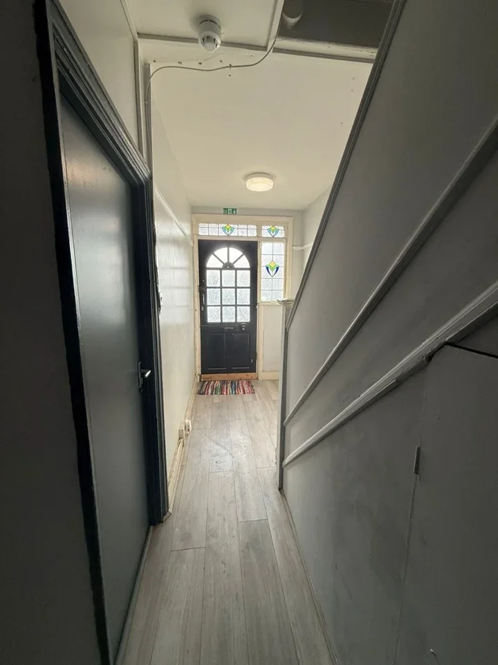 Room Wellington Road in Greater London