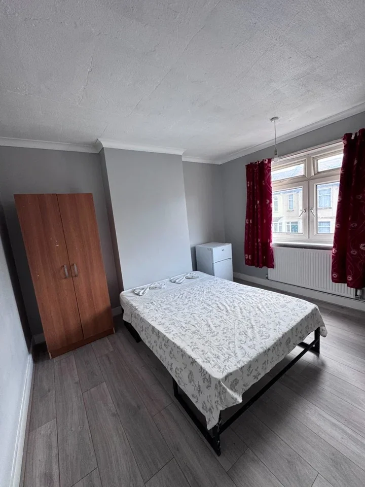 Room Wellington Road in Greater London