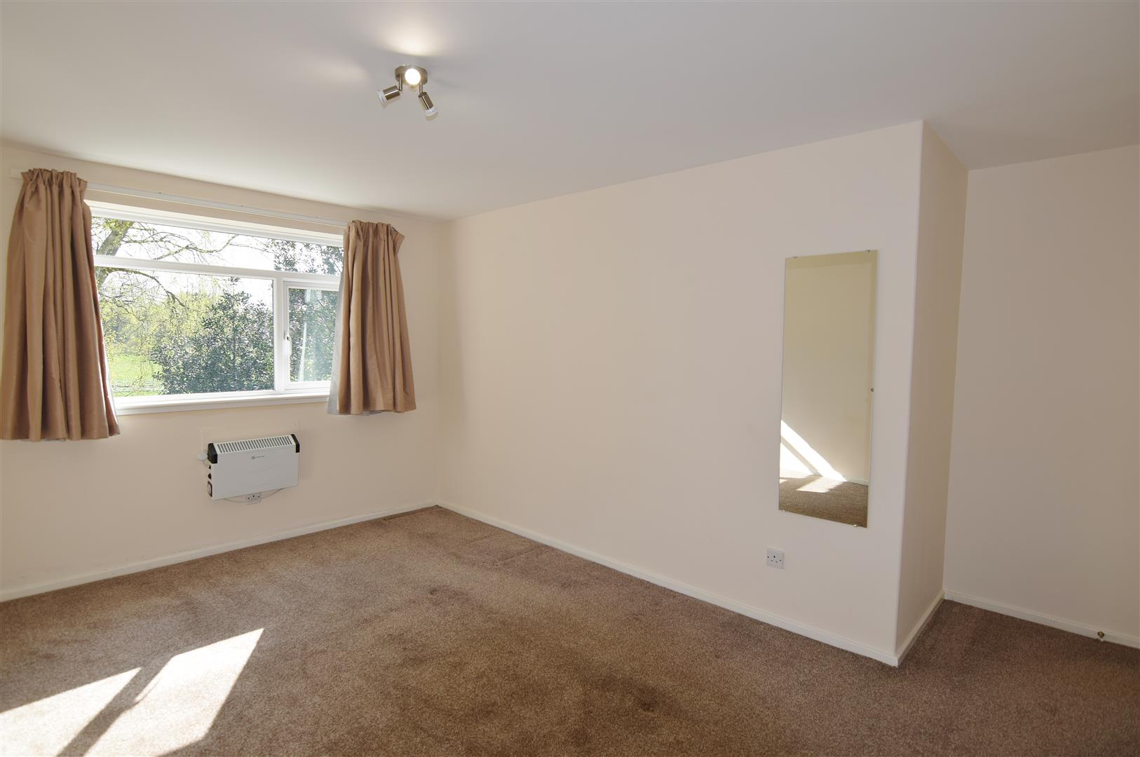 Flat Dereham Court in Royal Leamington Spa