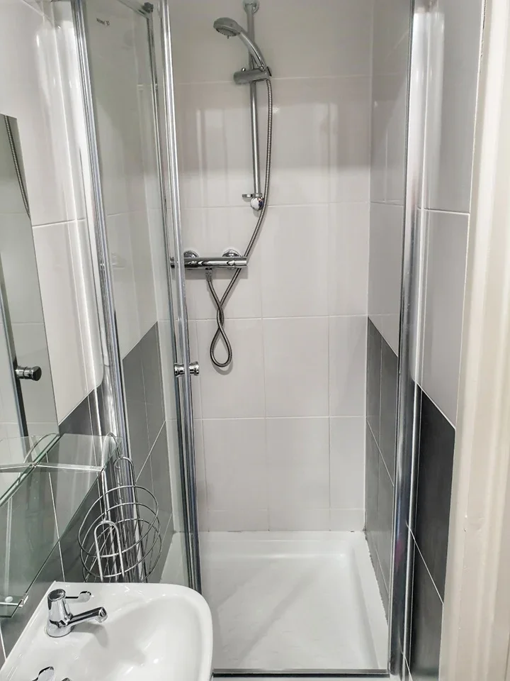 Room Walsall Road in Darlaston