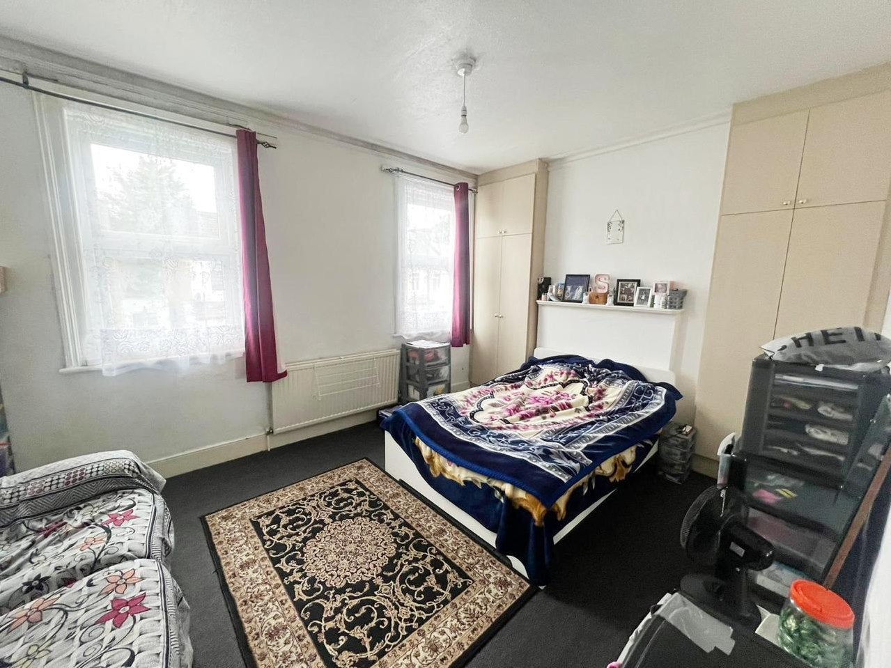 Flat Peel Road in Greater London