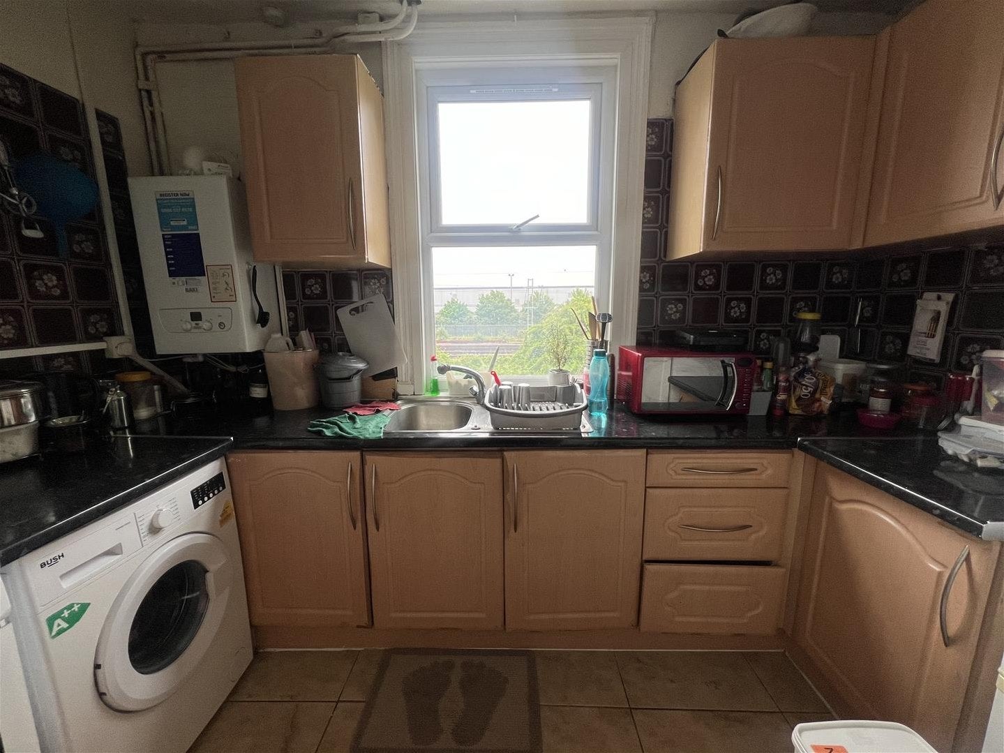 Flat Peel Road in Greater London
