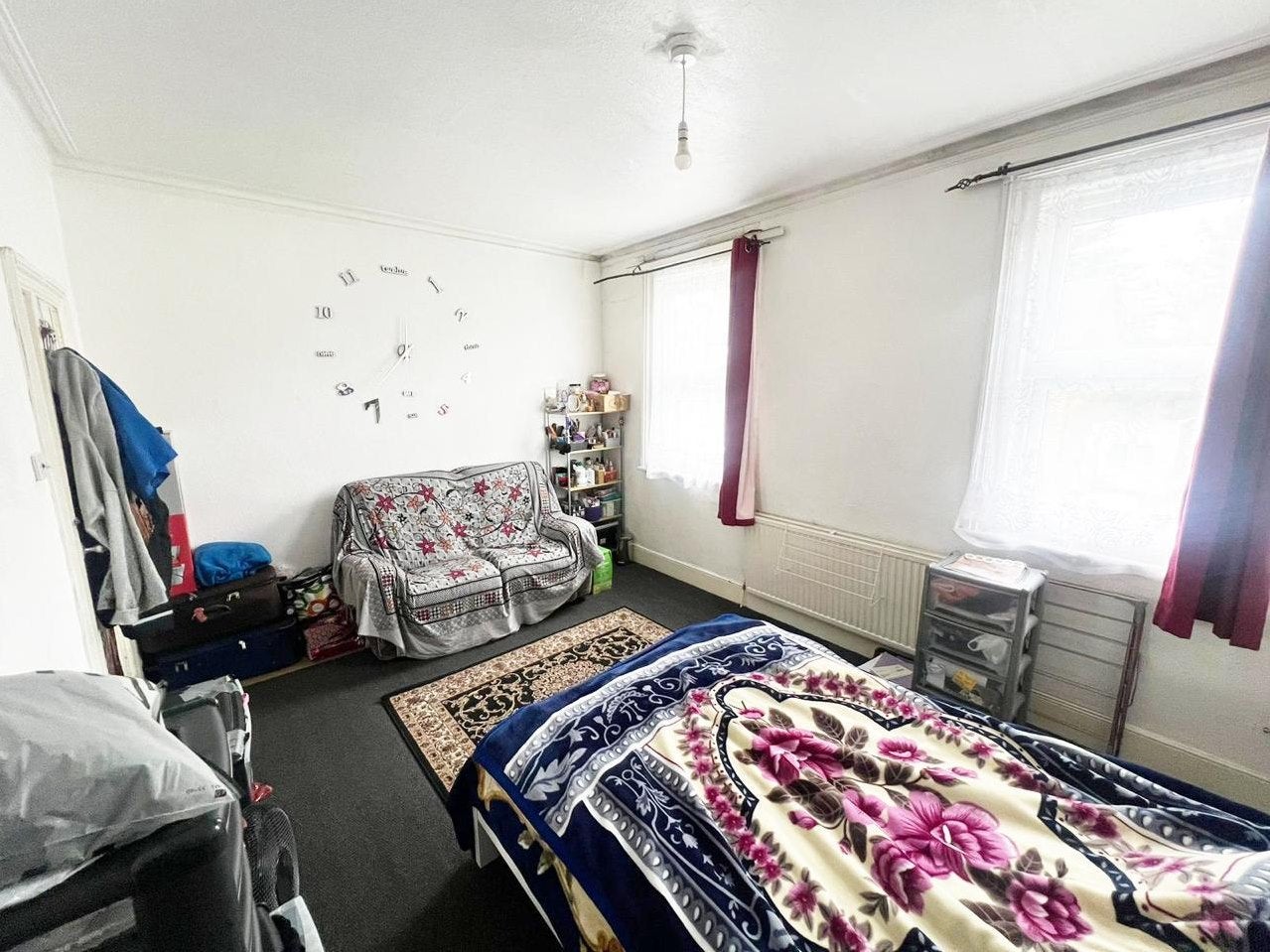 Flat Peel Road in Greater London