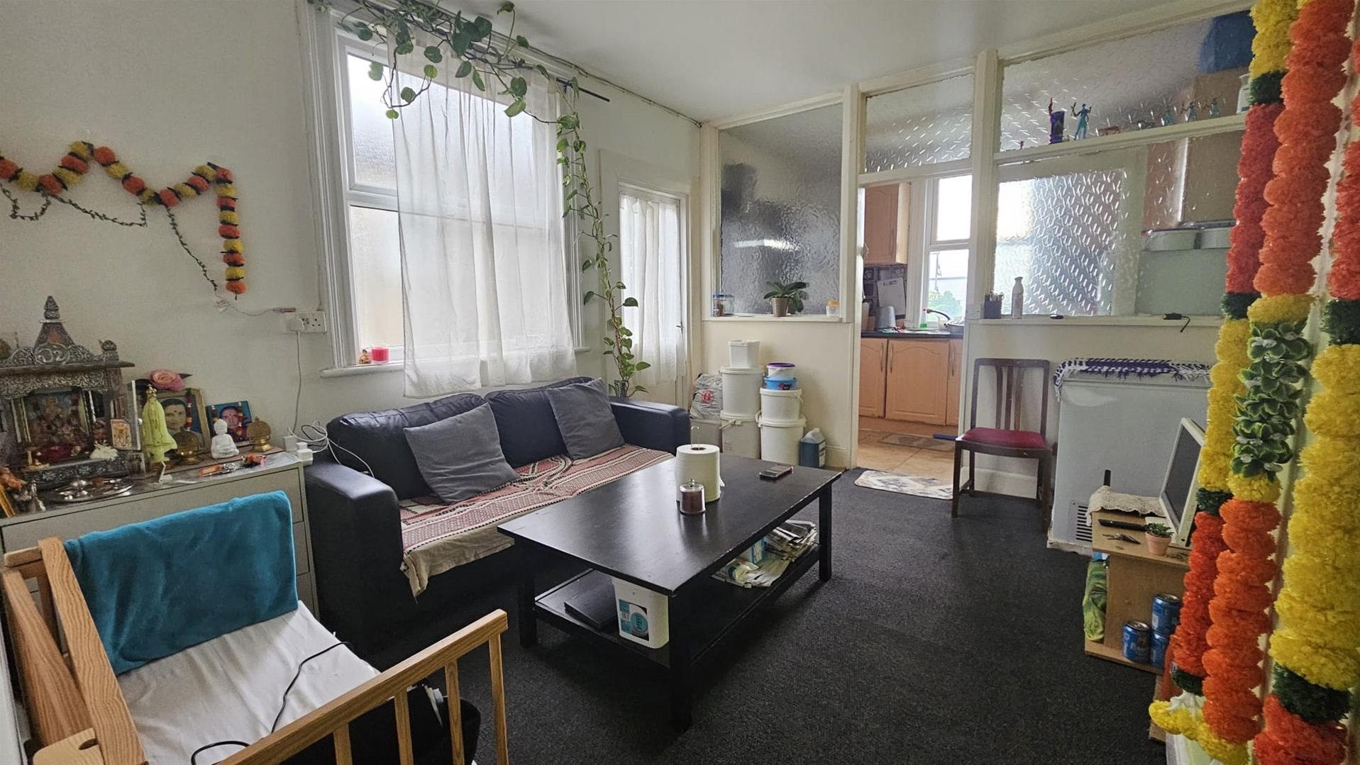Flat Peel Road in Greater London