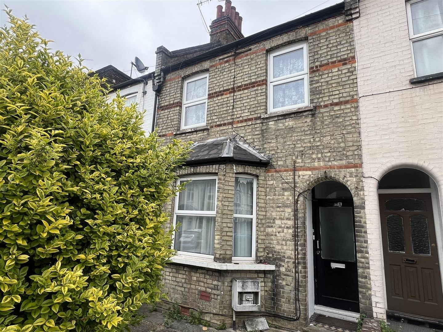 Flat Peel Road in Greater London